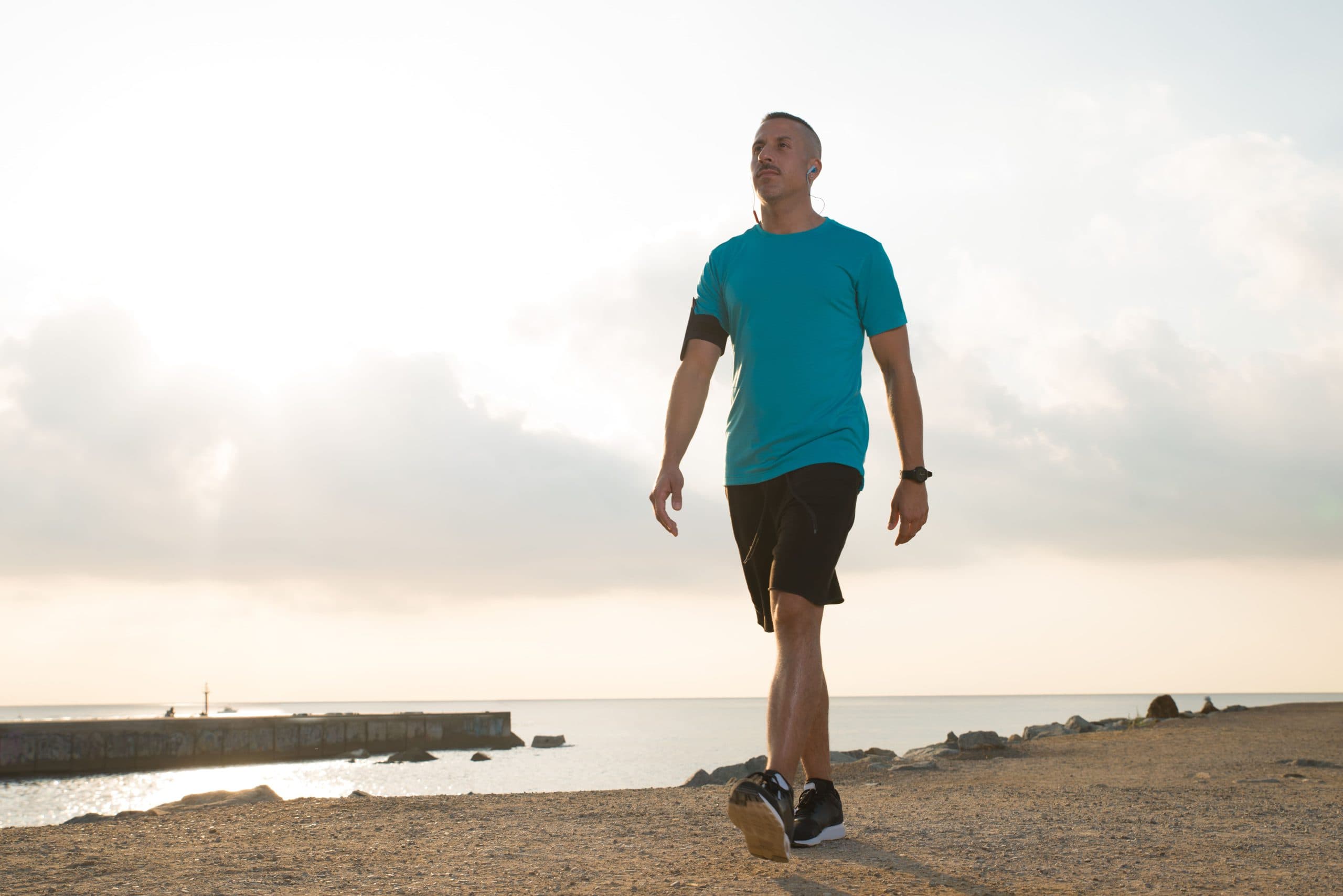 Fazer caminhada é alternativa ao esporte; conheça os benefícios