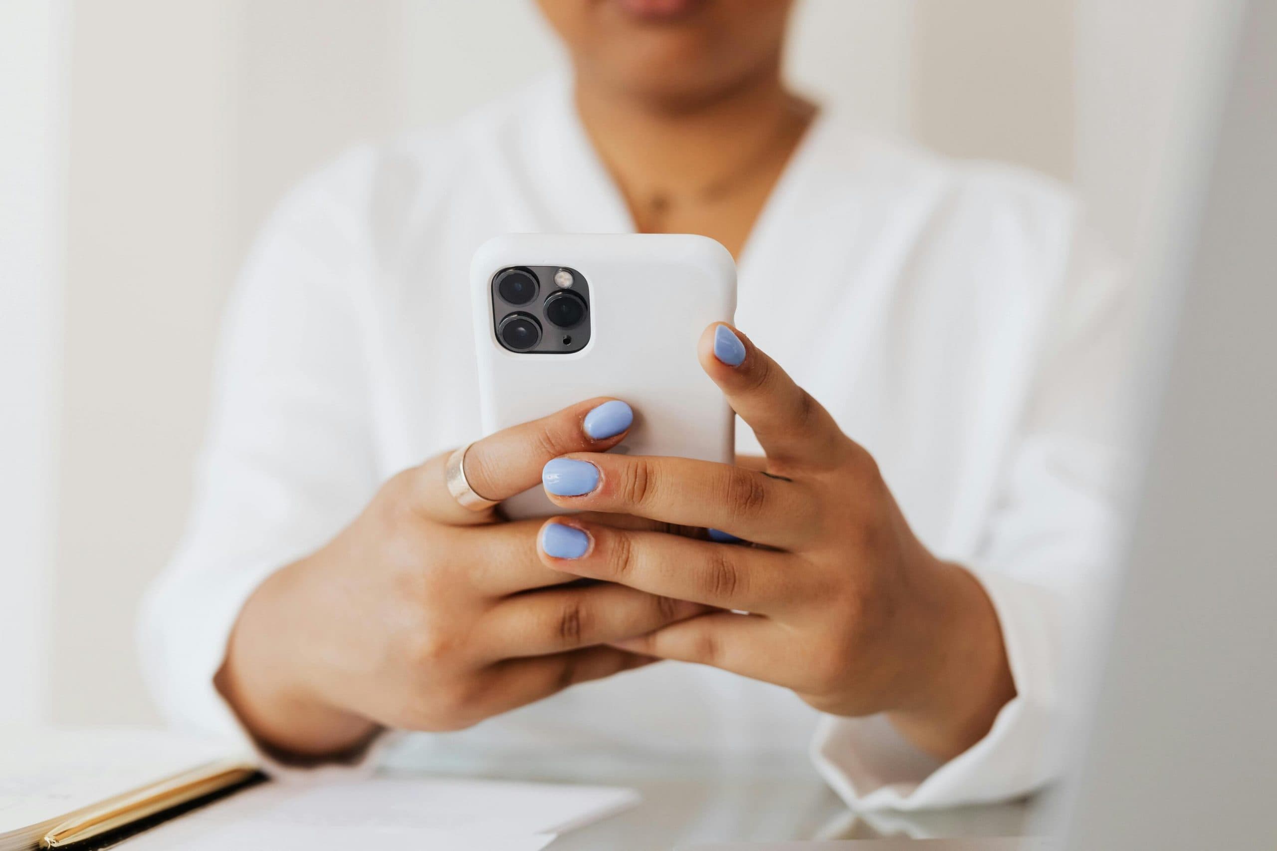 Impacto das redes sociais na irritabilidade: estudo sugere que uso excessivo pode aumentar a raiva