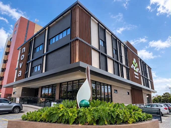 Fachada arquitetônica e moderna da Nova Diagnóstico - Unidade Praia em Manaíra