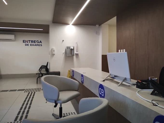 Balcão de Entrega de Exames com piso tátil e poltronas confortáveis