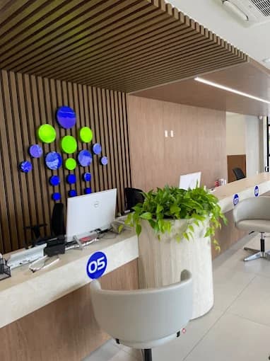 Recepção acolhedora com painel de madeira e logo iluminado da Nova Diagnóstico