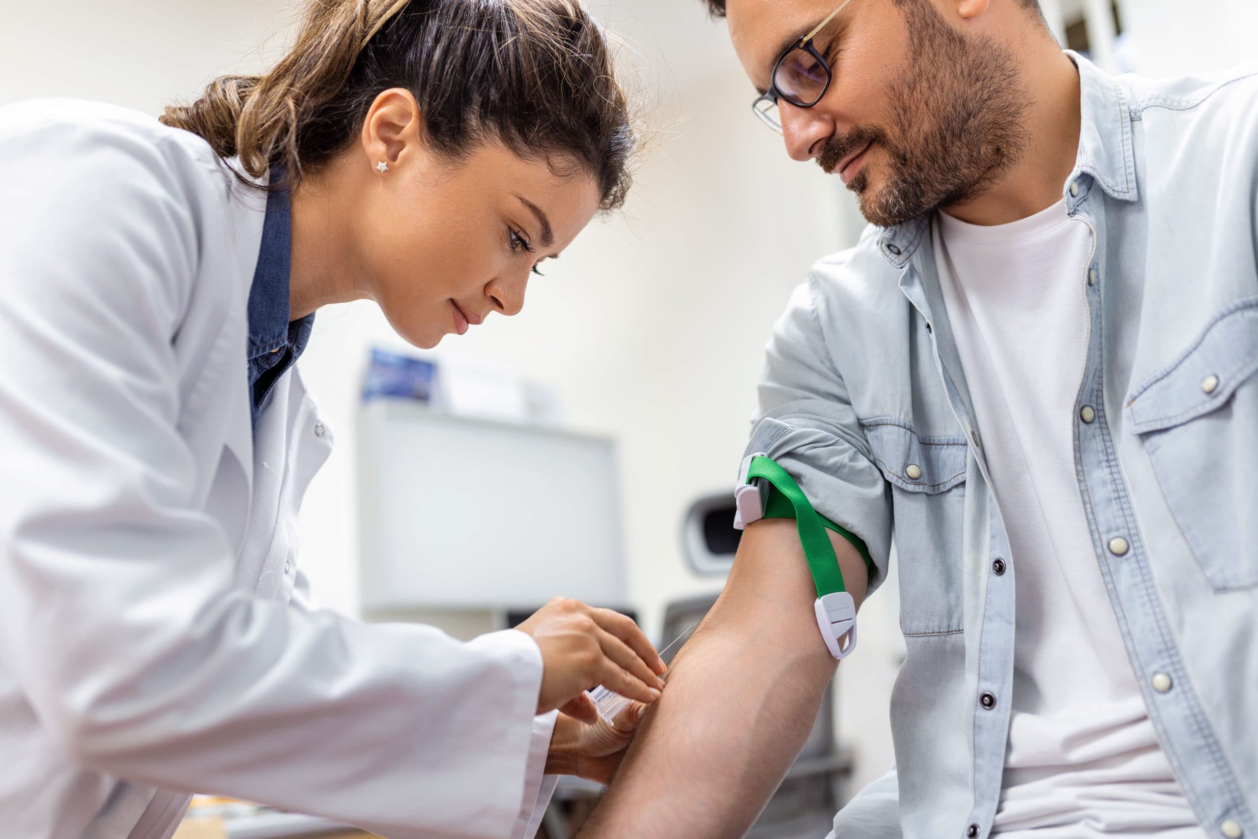 Saúde do coração: quatro exames de sangue que você precisa conhecer