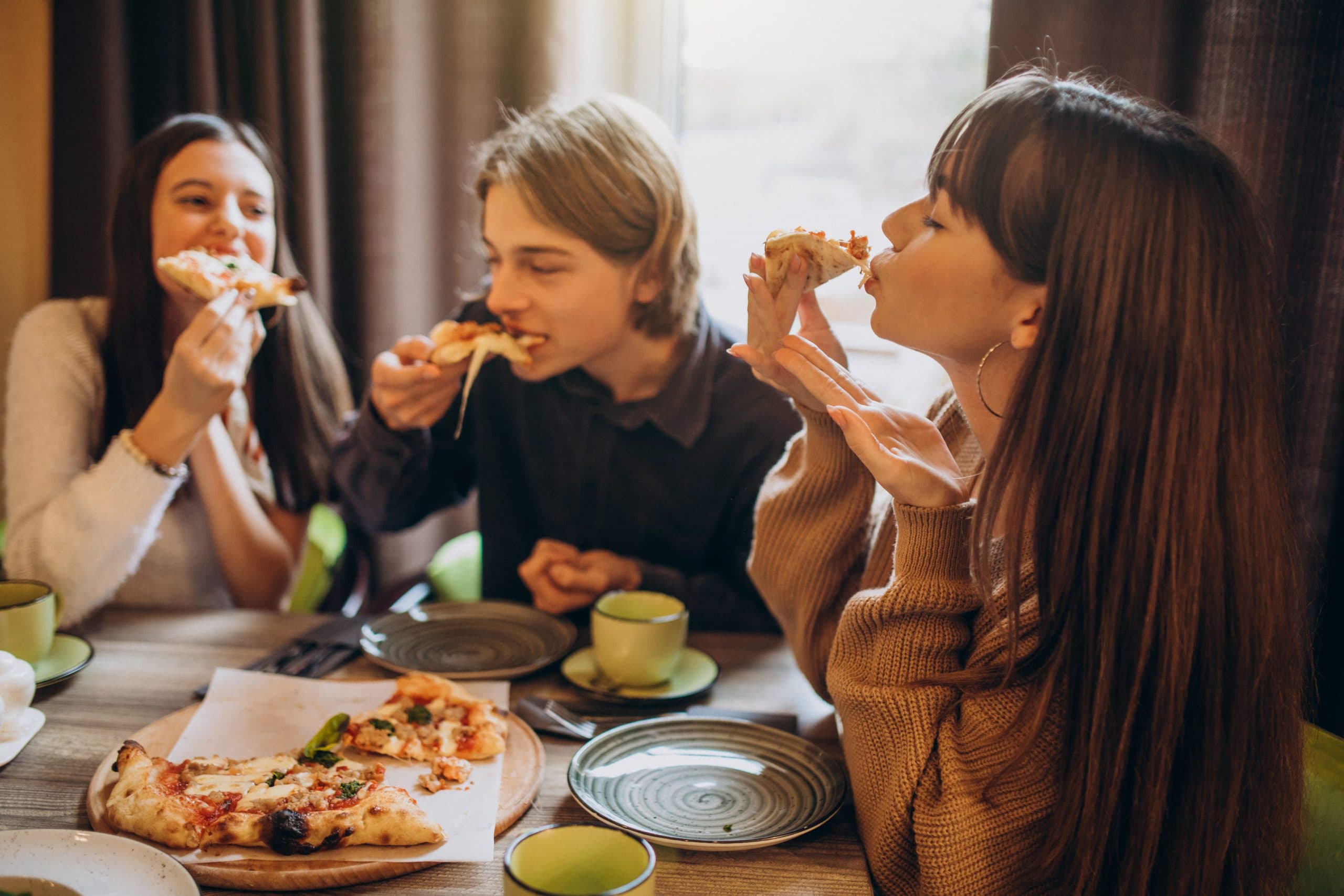 Comer rápido faz mal: hábito aumenta risco de obesidade