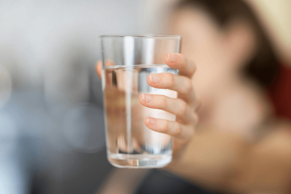 Beber água quente virou tendência nas redes sociais, mas faz mesmo diferença para a saúde?