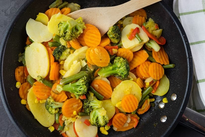Cru nem sempre é melhor: alguns alimentos ficam mais nutritivos com o cozimento